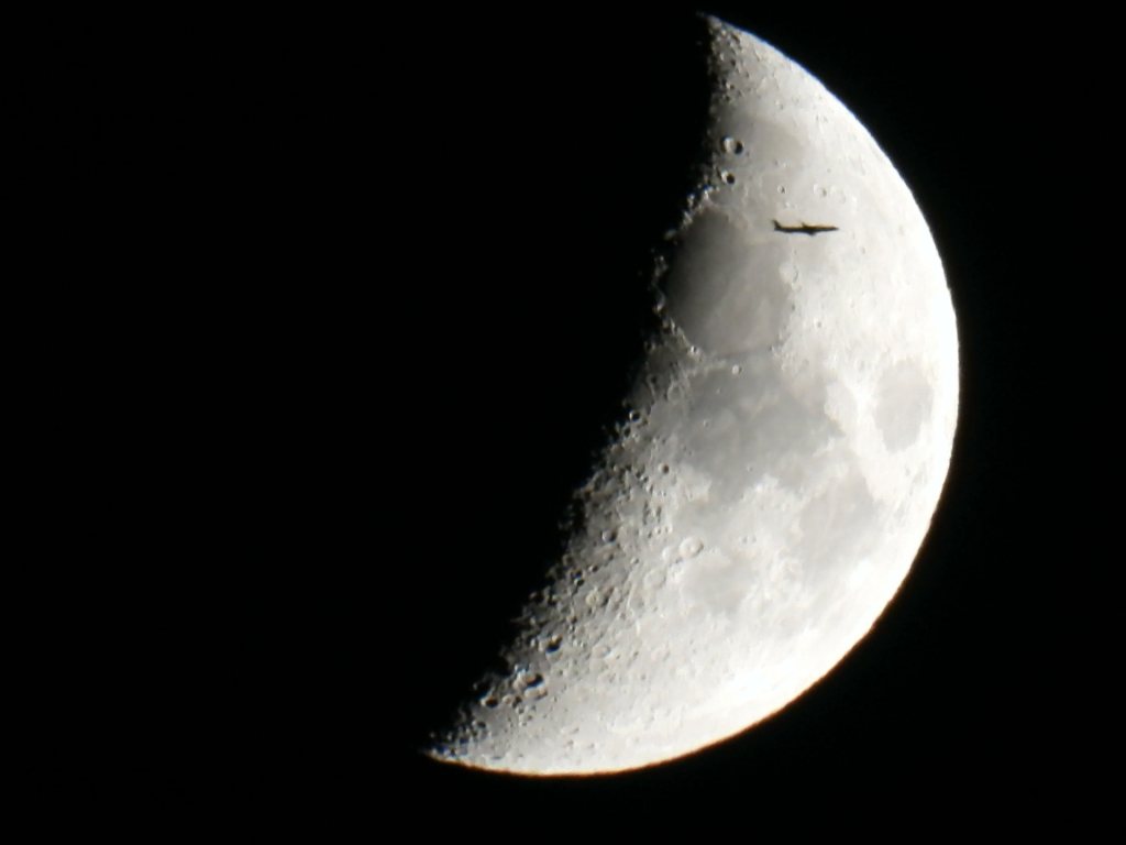 Video: a plane crossing the moon